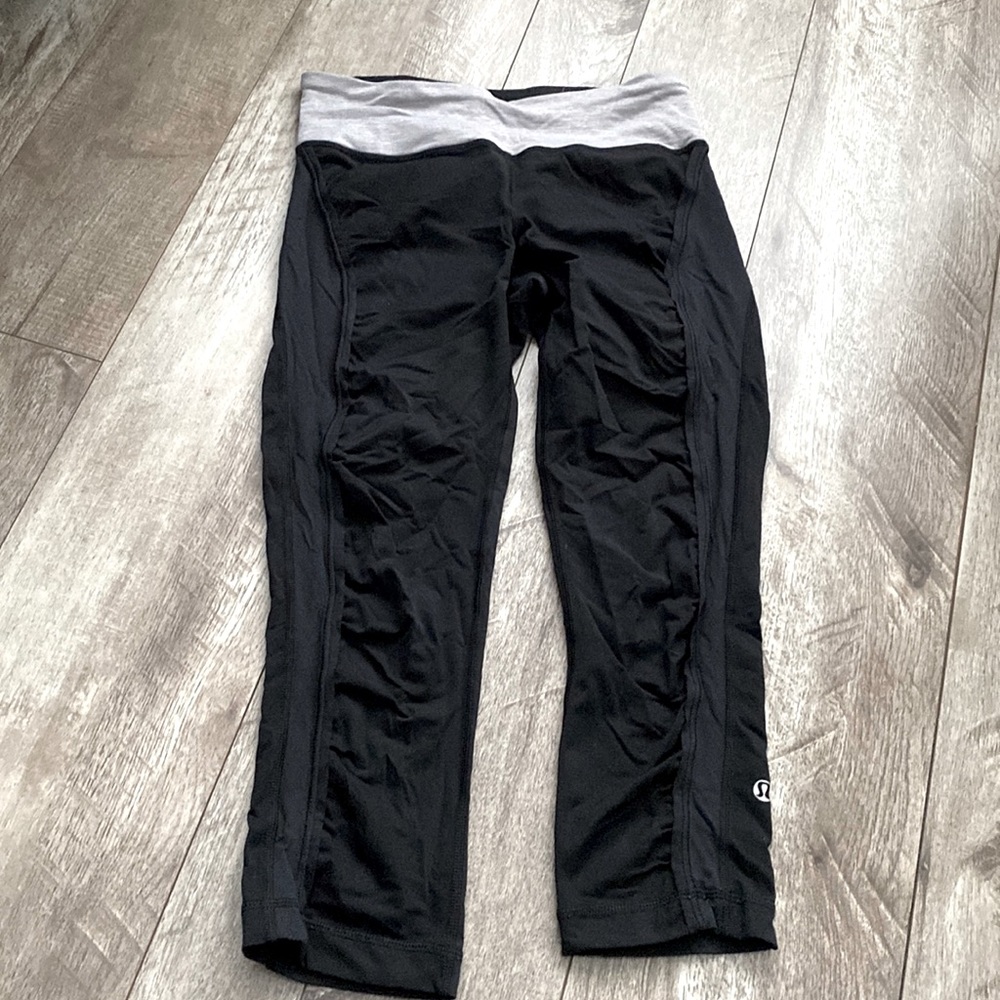 Lululemon 3/4 legging with zipper on the waist